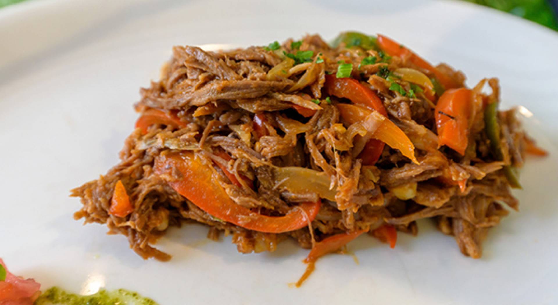 b. Ropa vieja con vegetales salteados