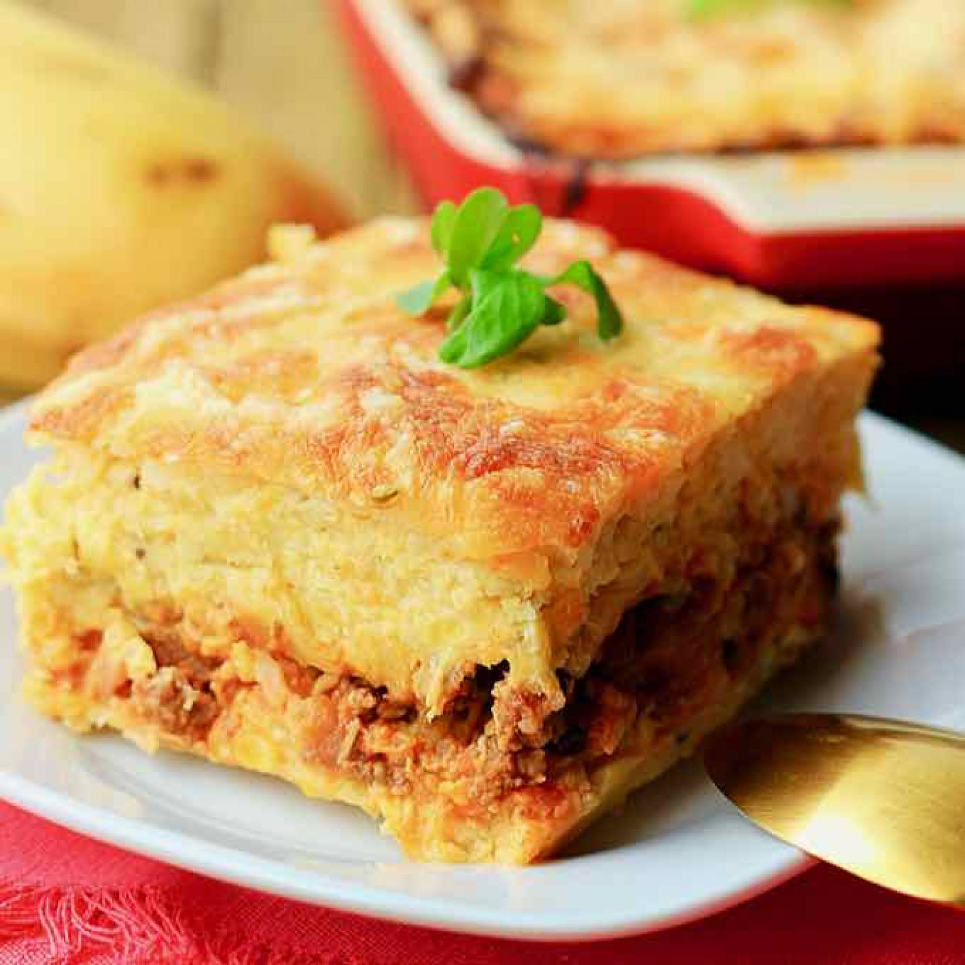 c. Pastelon de viandas relleno de pavo guisado acompañado con pan con ajo