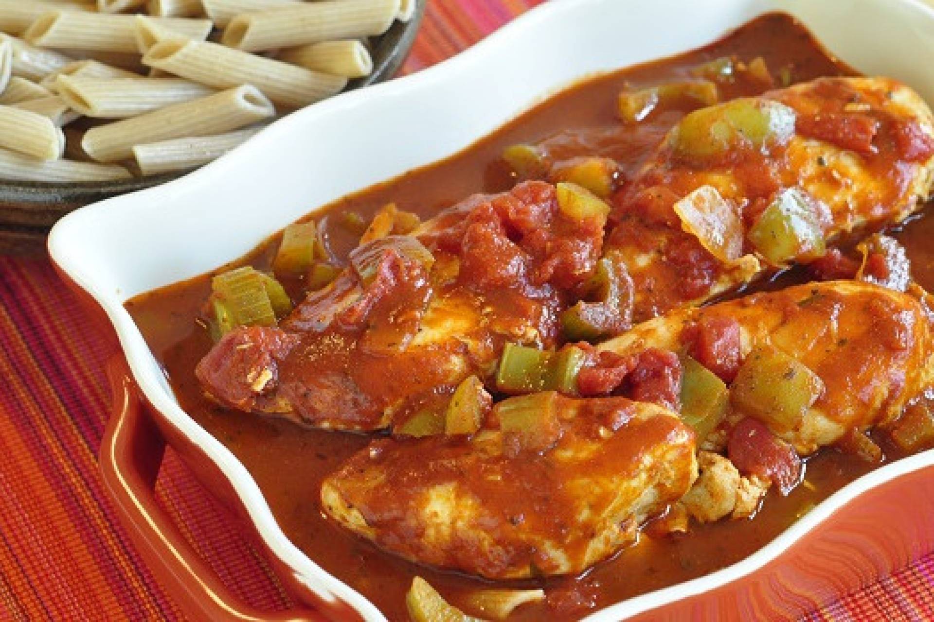 j. Pollo en salsa criolla con vegetales salteados