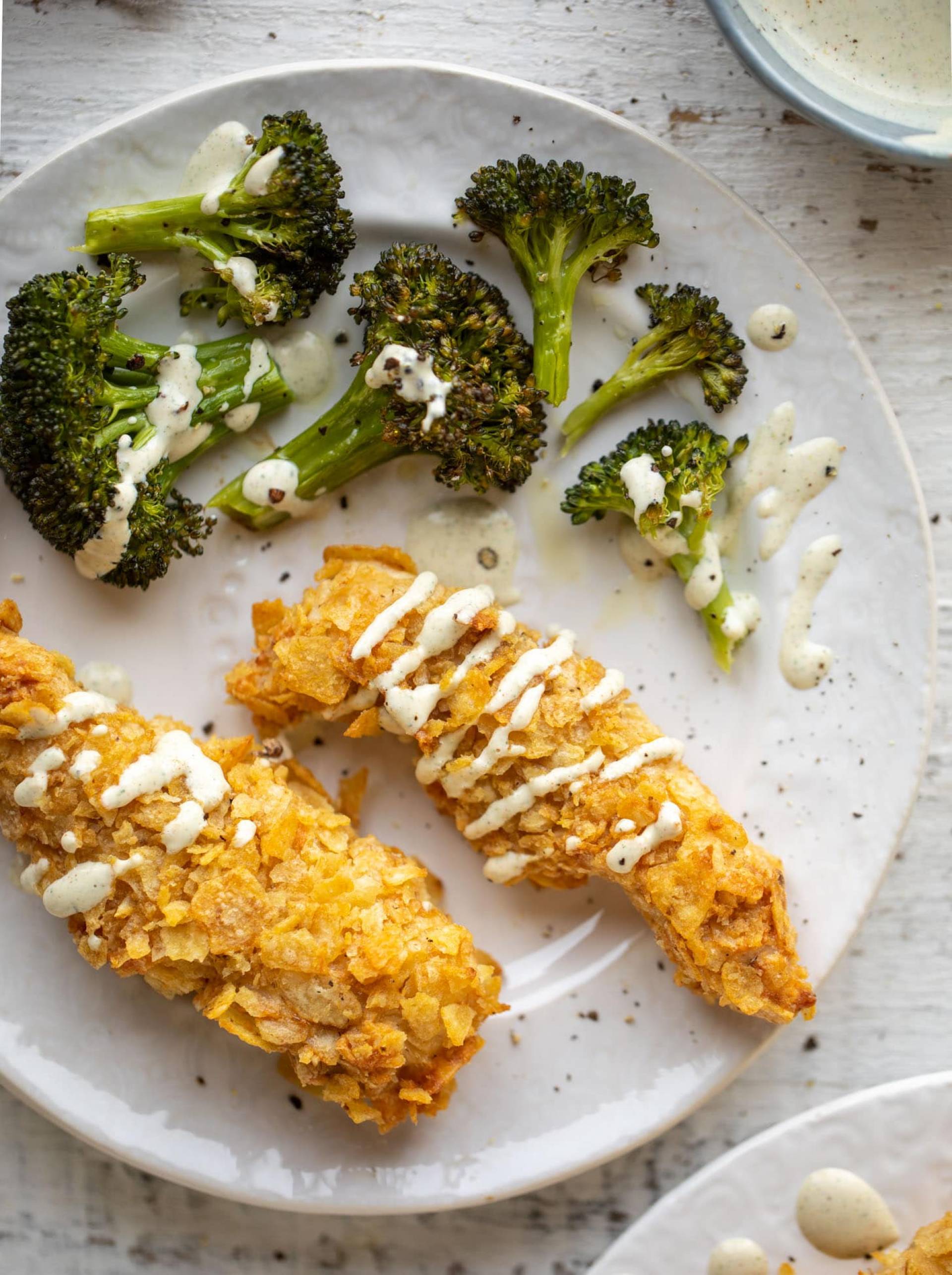 Chicken fingers emapanados con harina de almendras servidos con majado de broccoli y coliflor