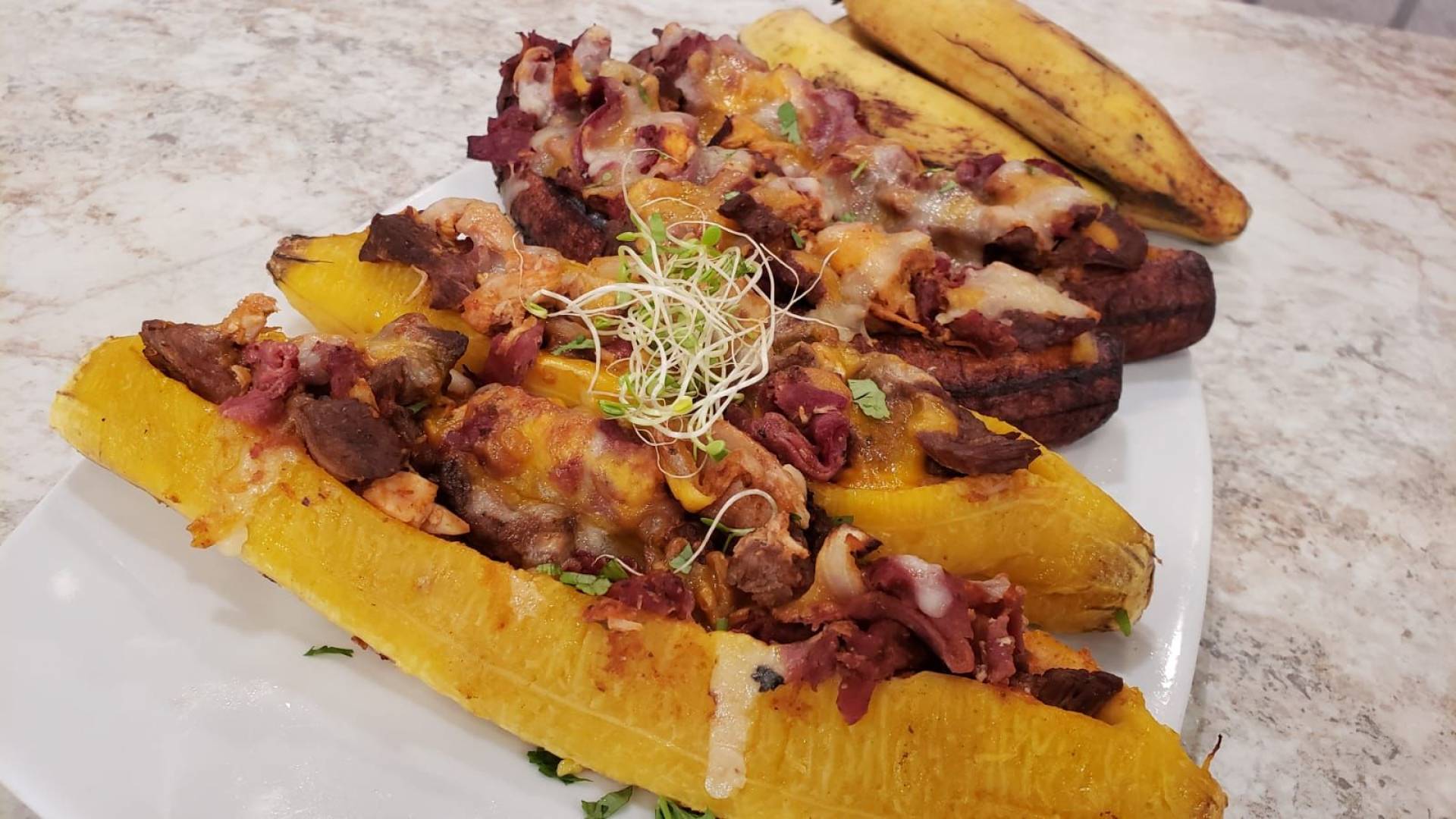 Canoa de amarillo rellena de molida de pavo servida  con ensalada de granos