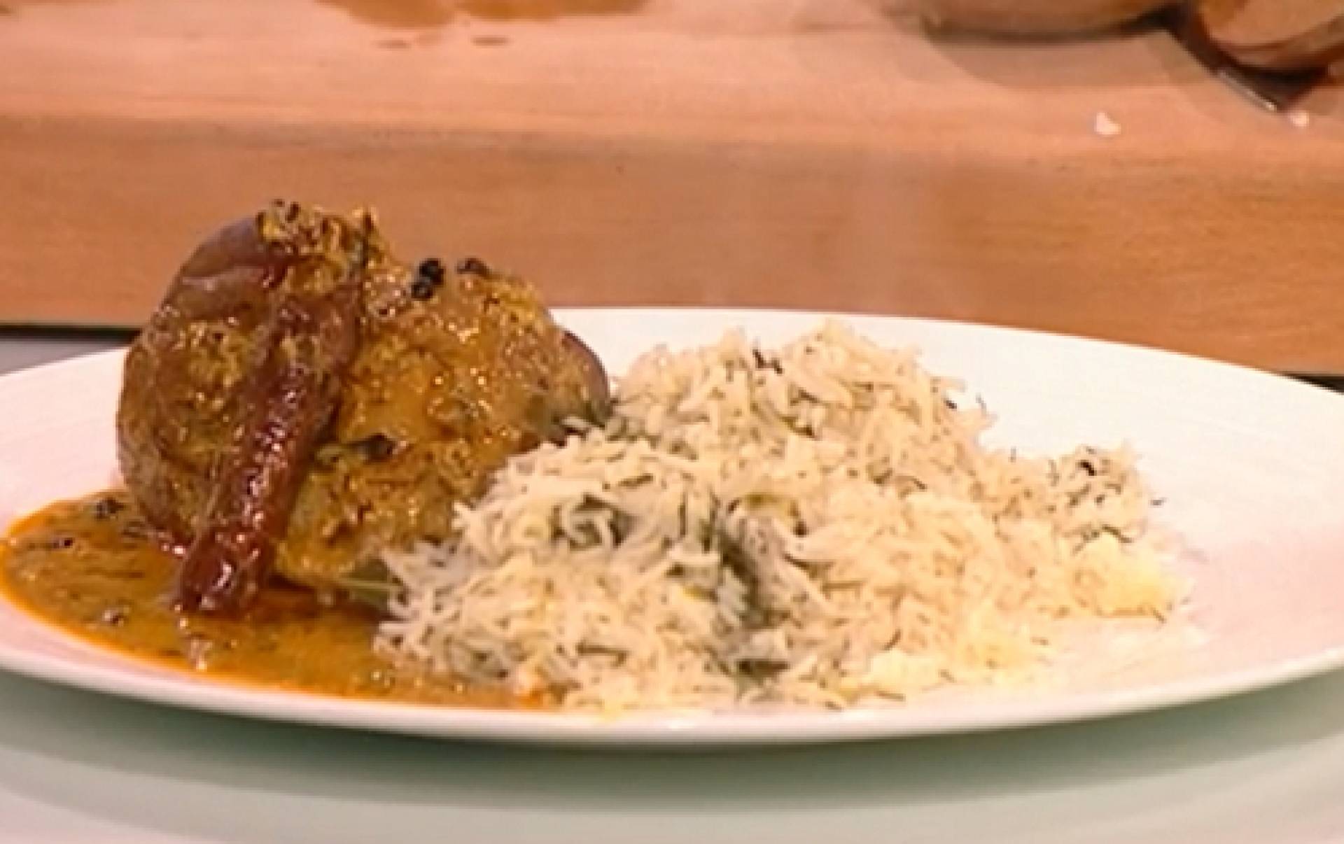 Carne mechada con arroz integral y cilantro