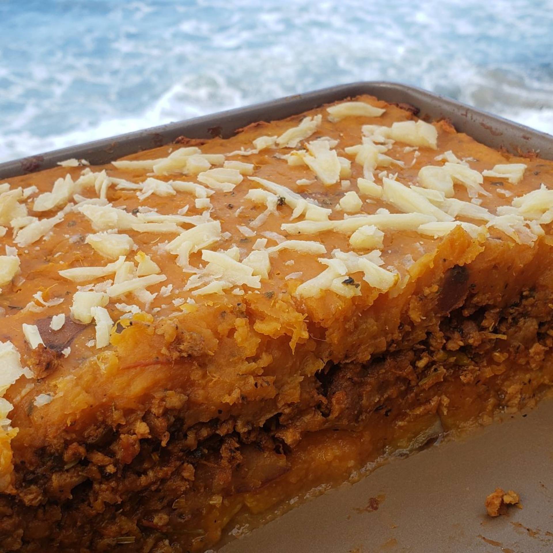 Pastelon de batata relleno de molida de pavo acompanado con ensalada de granos