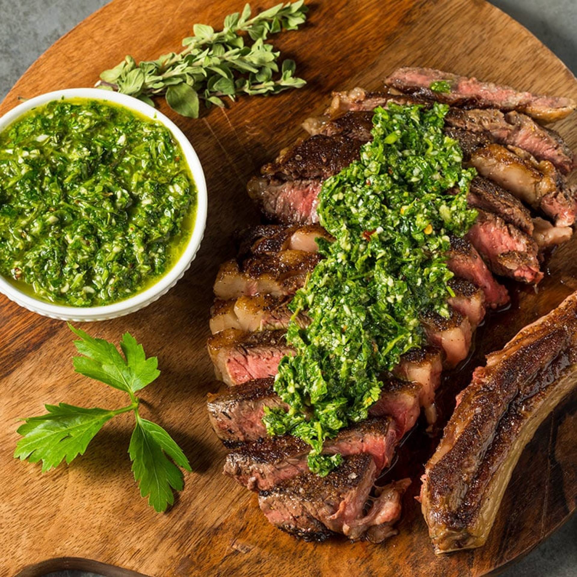 H. Tiras de res en salsa chimichurri sobre majado de yuca (cals. 489)