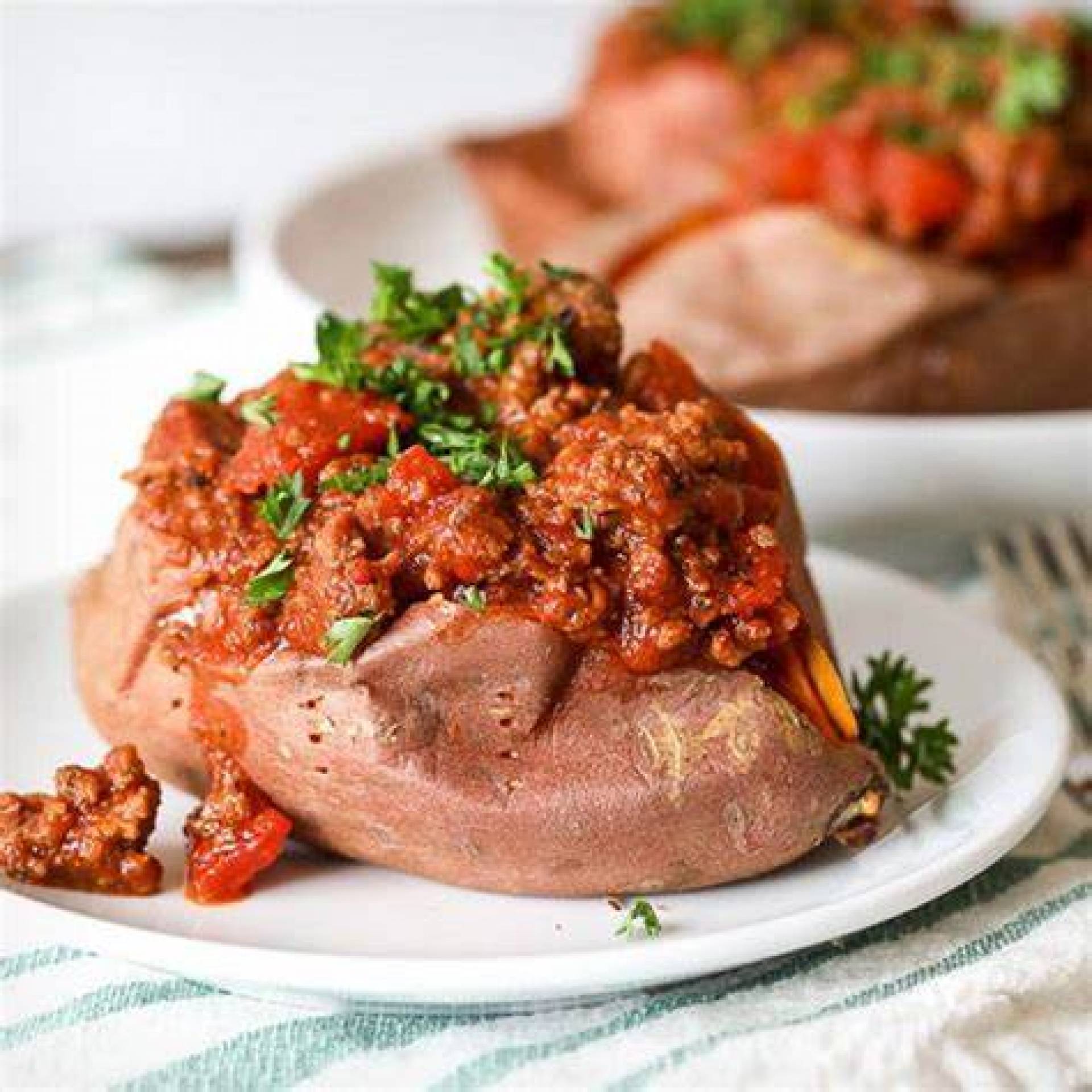 Batata rellena de molida de pavo acompanada de ensalada