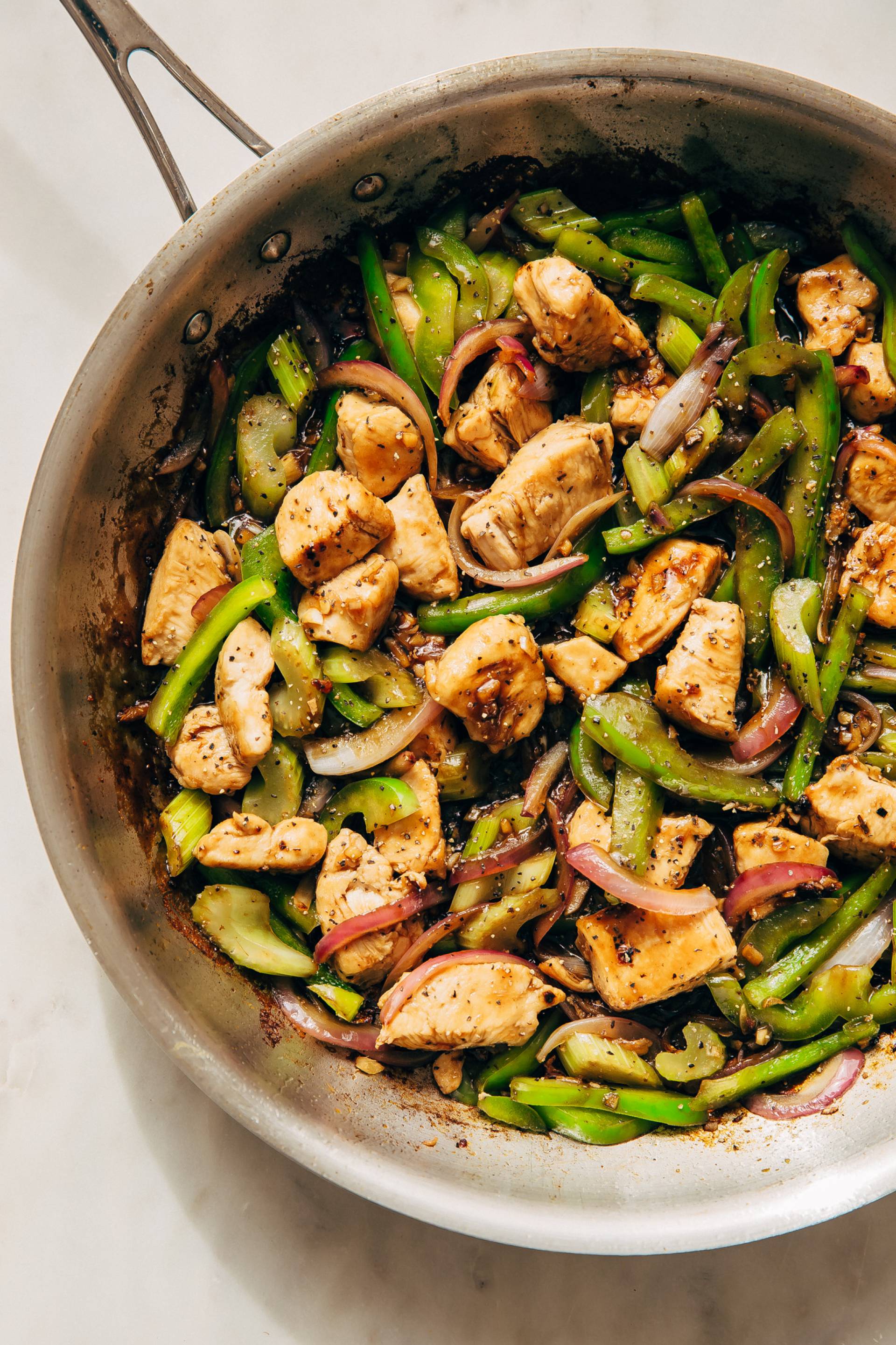 Pepper chicken servido con arroz de coliflor estilo chino