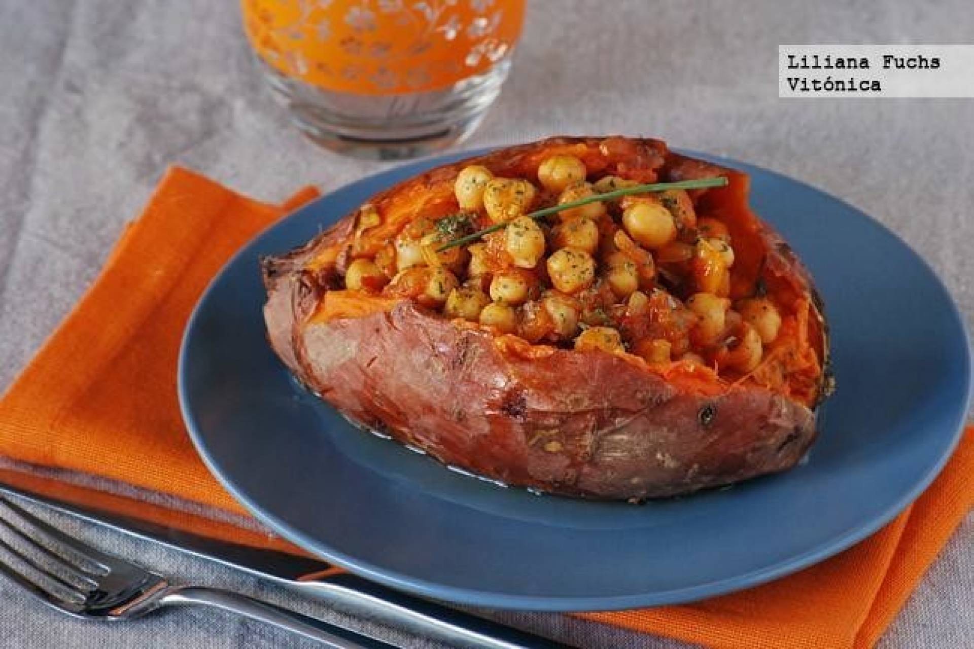 Batata rellena de ensalada de granos